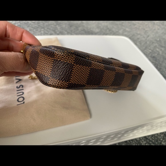 LOUIS VUITTON Damier Ebene Mini Pochette Accessoires - Picture 4 of 7